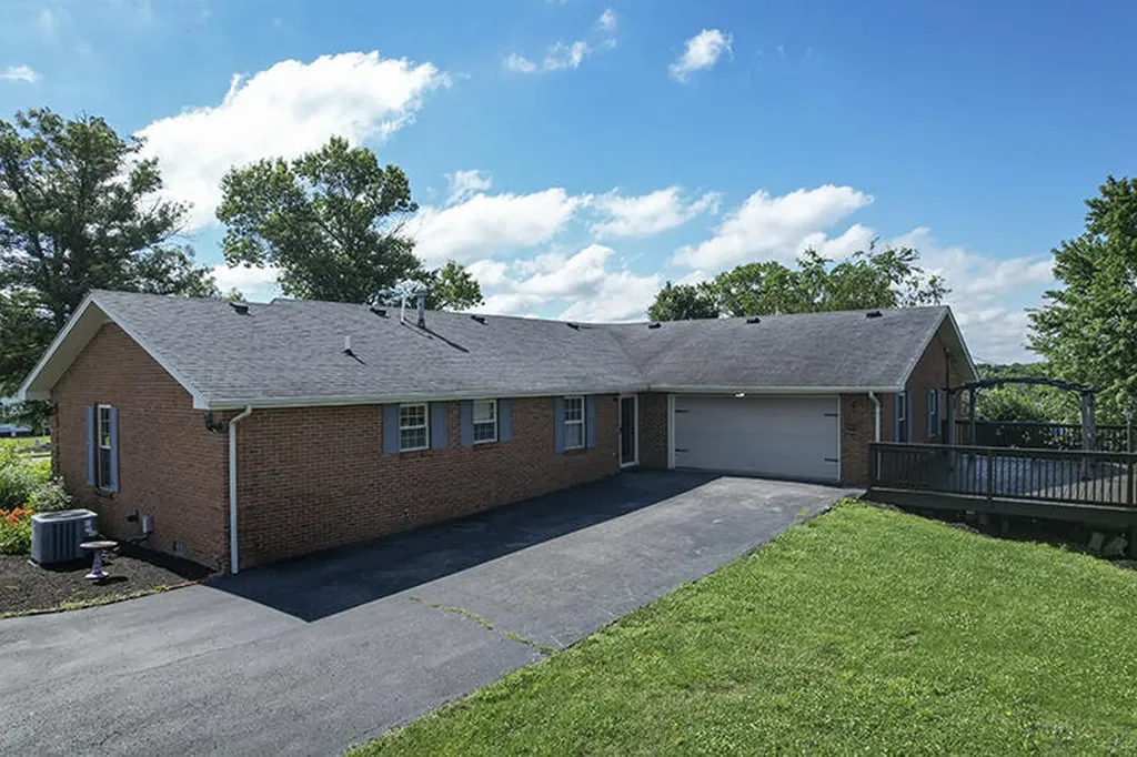 923 Meadow Lane Harrodsburg KY 40330