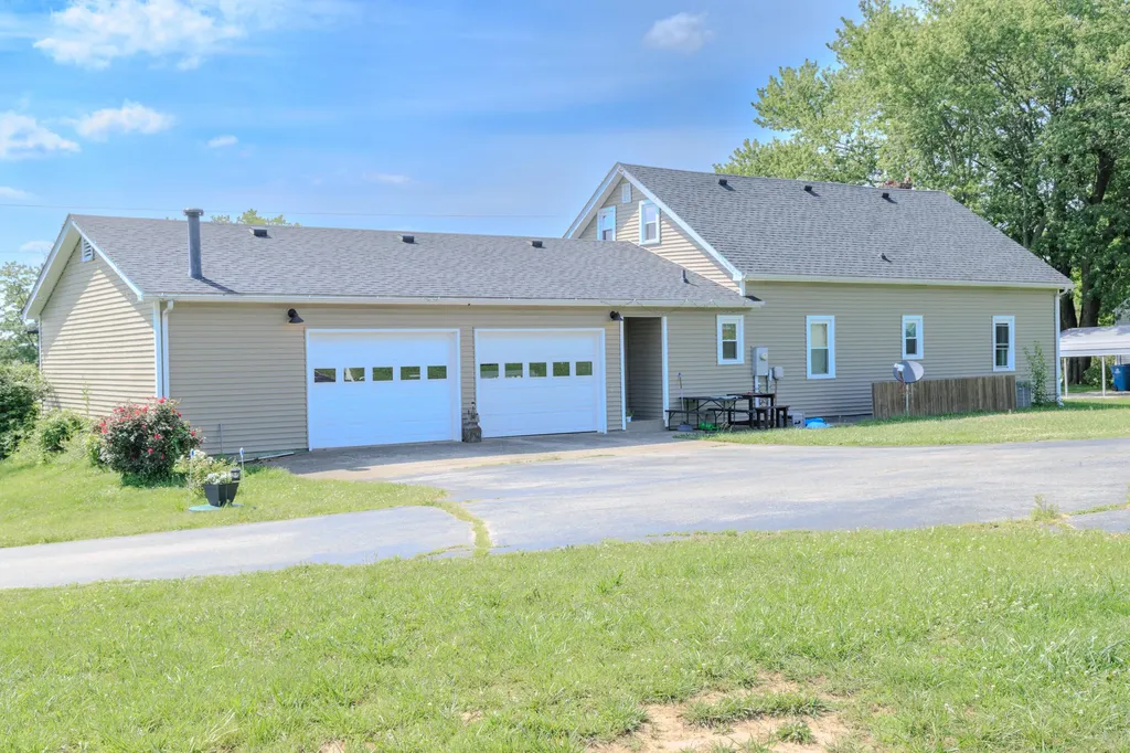 446 Old L And N Magnolia KY 42757