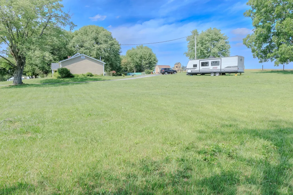 446 Old L And N Magnolia KY 42757