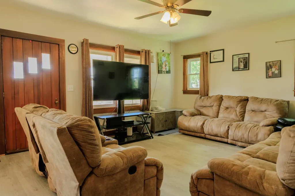 446 Old L And N Magnolia KY 42757