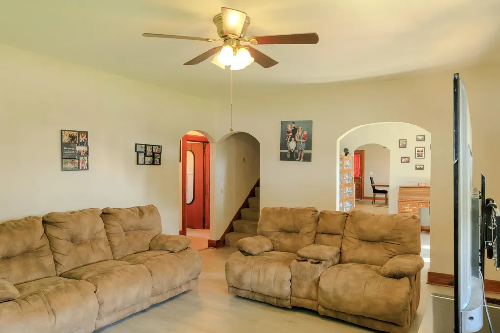 446 Old L And N Magnolia KY 42757