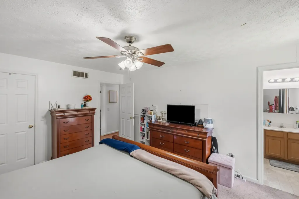 215 Azalea Street Harrodsburg KY 40330