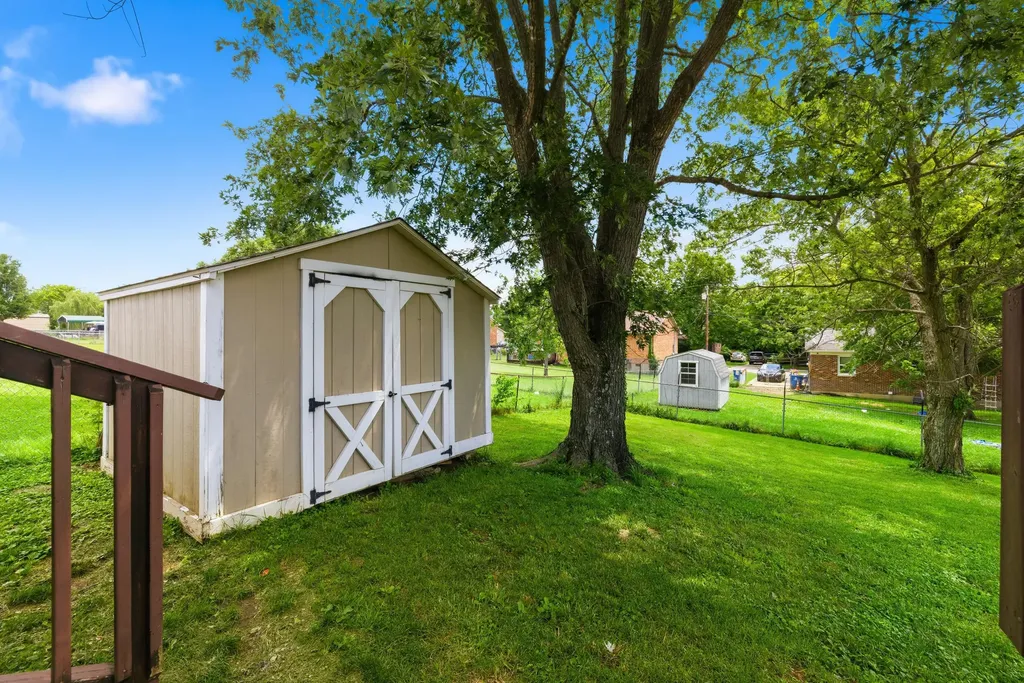 215 Azalea Street Harrodsburg KY 40330