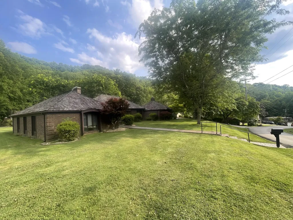 859 Woodland Hills Harlan KY 40831