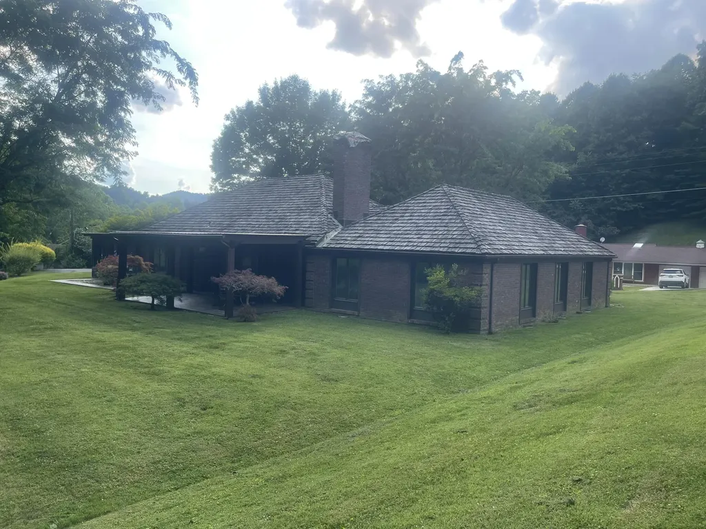 859 Woodland Hills Harlan KY 40831