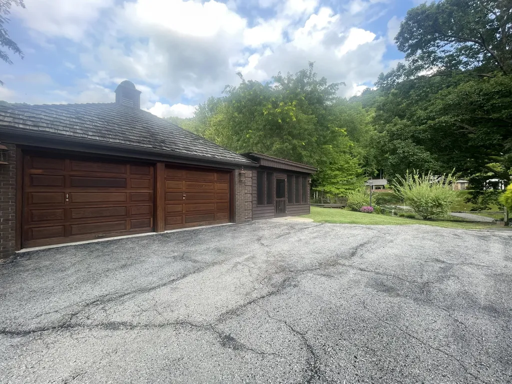 859 Woodland Hills Harlan KY 40831