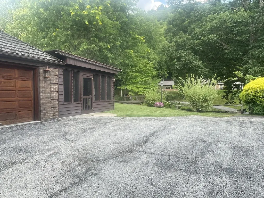 859 Woodland Hills Harlan KY 40831