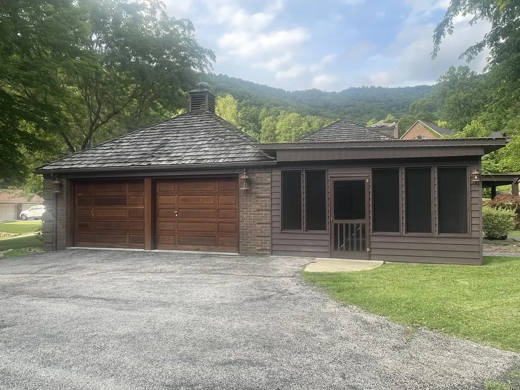 859 Woodland Hills Harlan KY 40831