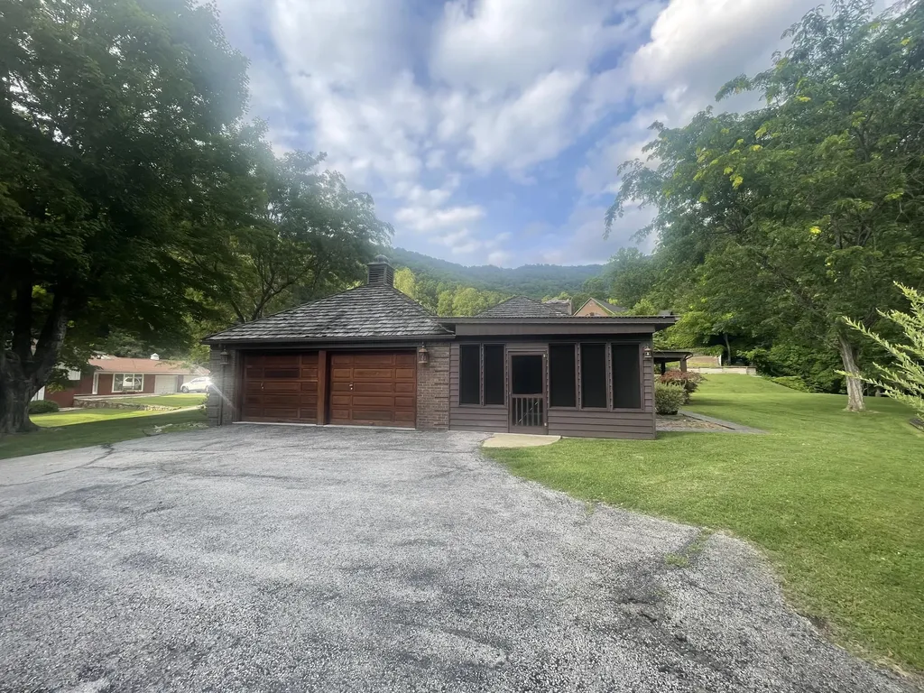 859 Woodland Hills Harlan KY 40831