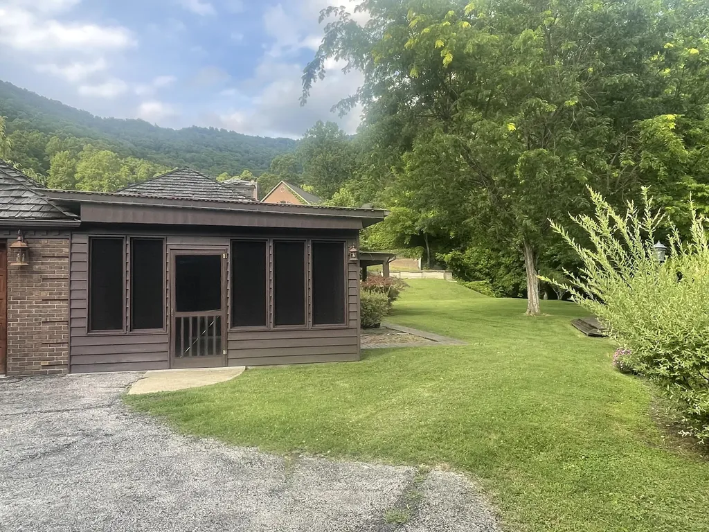859 Woodland Hills Harlan KY 40831
