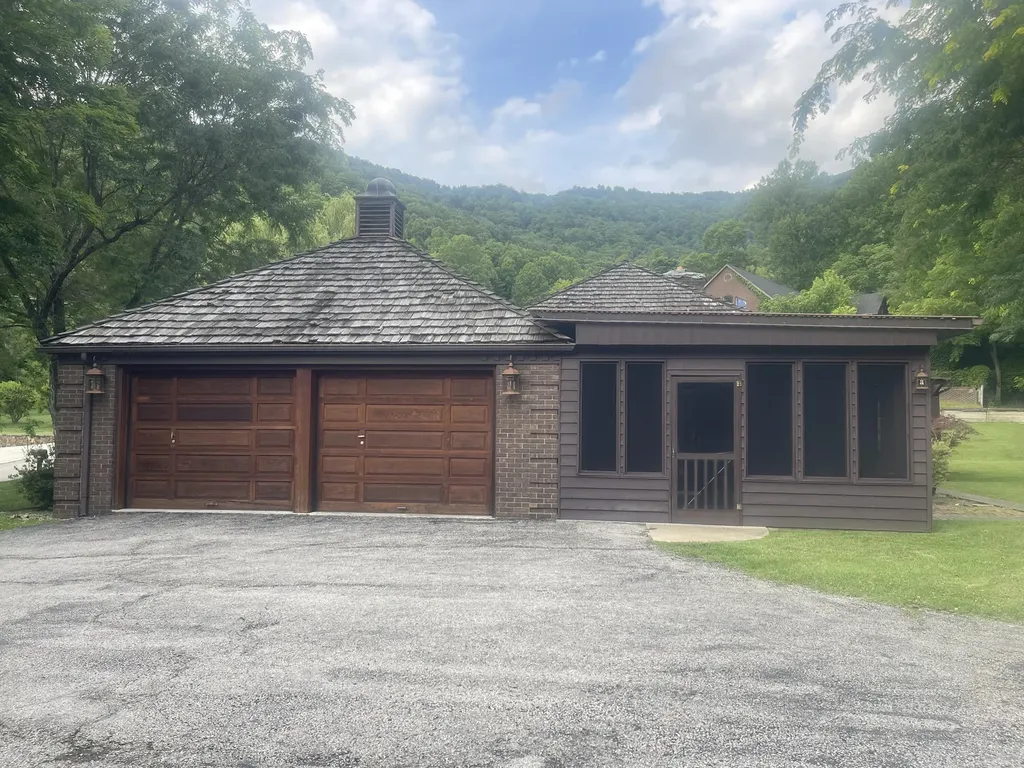 859 Woodland Hills Harlan KY 40831