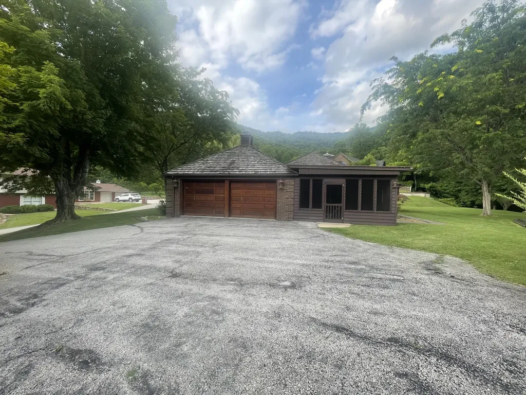 859 Woodland Hills Harlan KY 40831