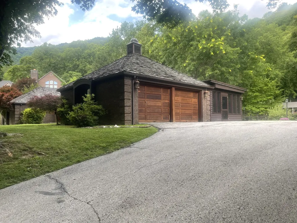 859 Woodland Hills Harlan KY 40831