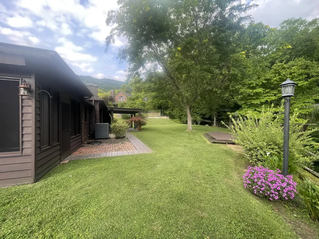 859 Woodland Hills Harlan KY 40831