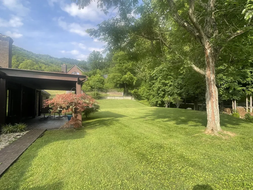 859 Woodland Hills Harlan KY 40831