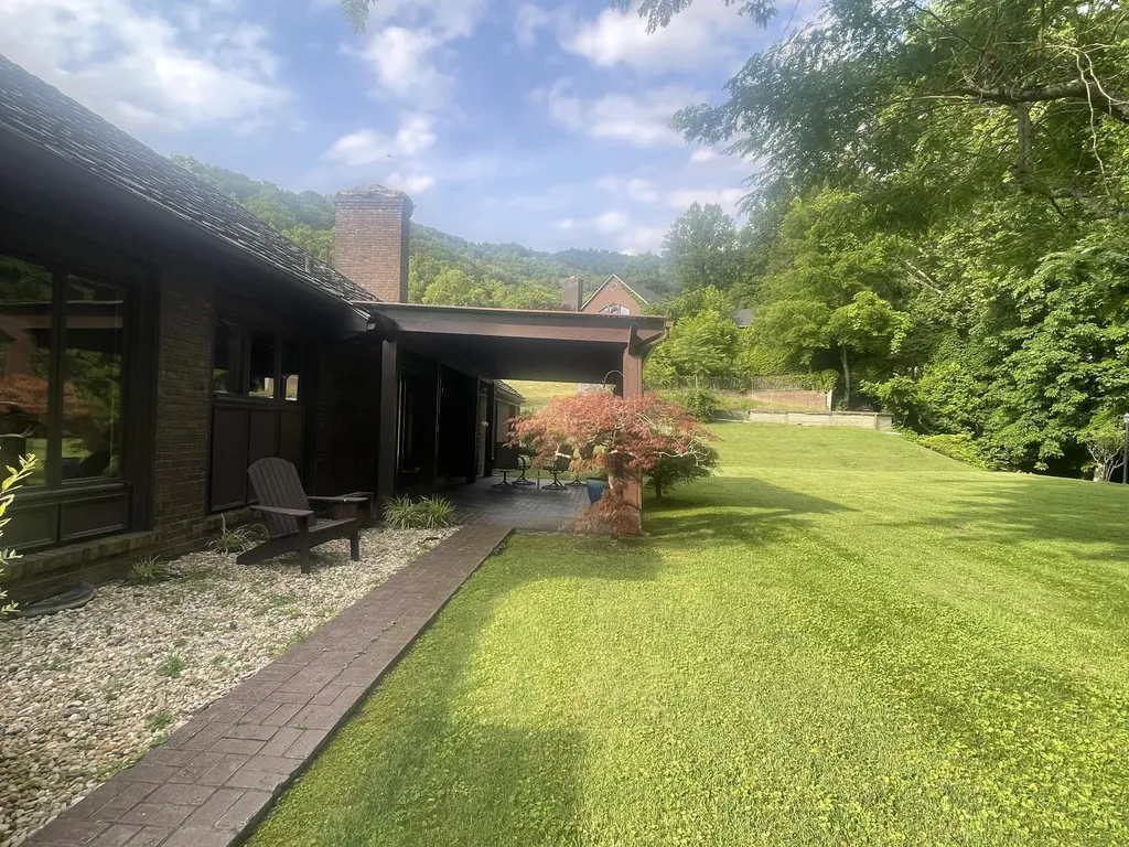 859 Woodland Hills Harlan KY 40831