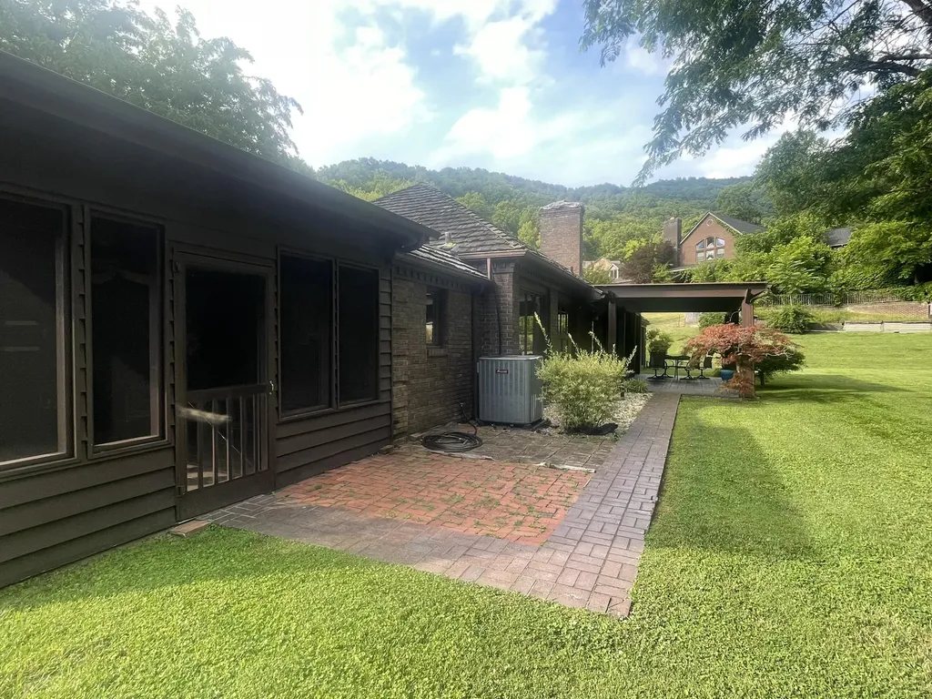 859 Woodland Hills Harlan KY 40831