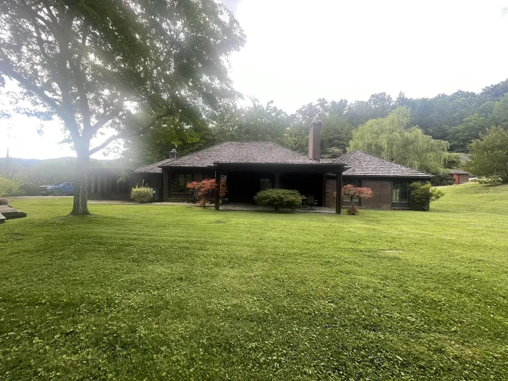 859 Woodland Hills Harlan KY 40831