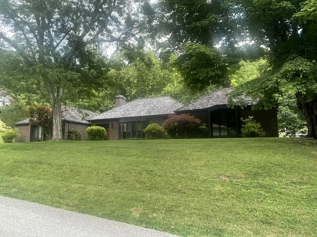 859 Woodland Hills Harlan KY 40831
