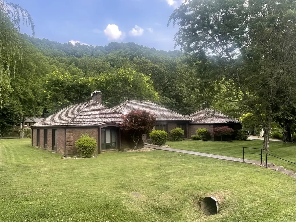 859 Woodland Hills Harlan KY 40831
