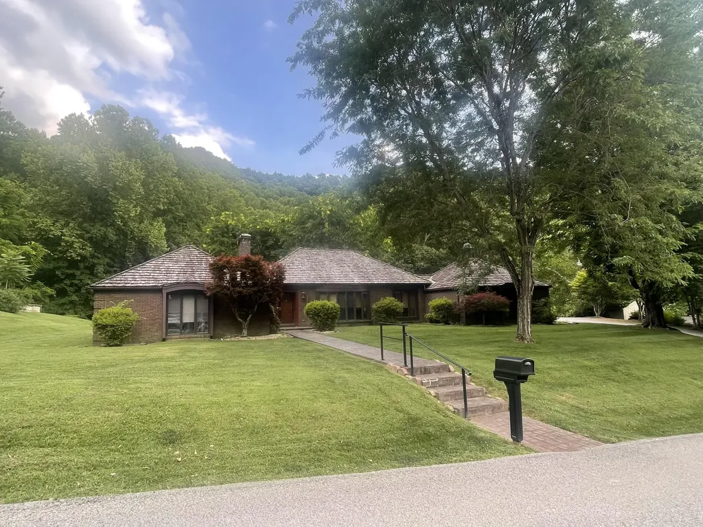 859 Woodland Hills Harlan KY 40831