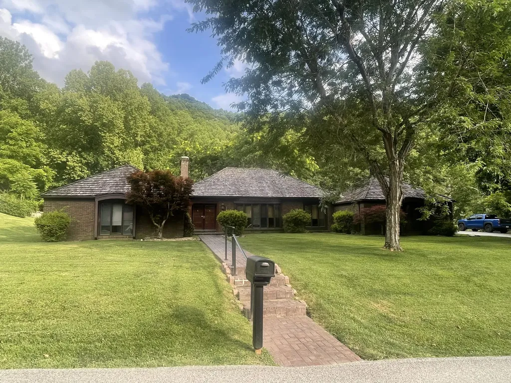 859 Woodland Hills Harlan KY 40831