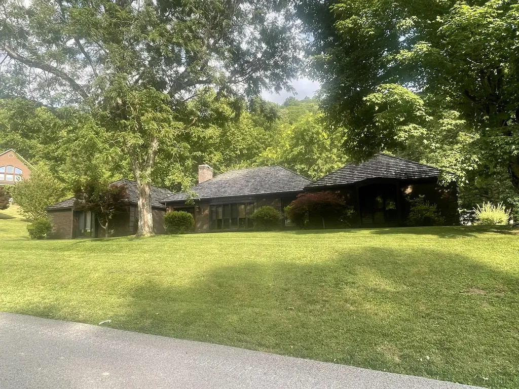 859 Woodland Hills Harlan KY 40831