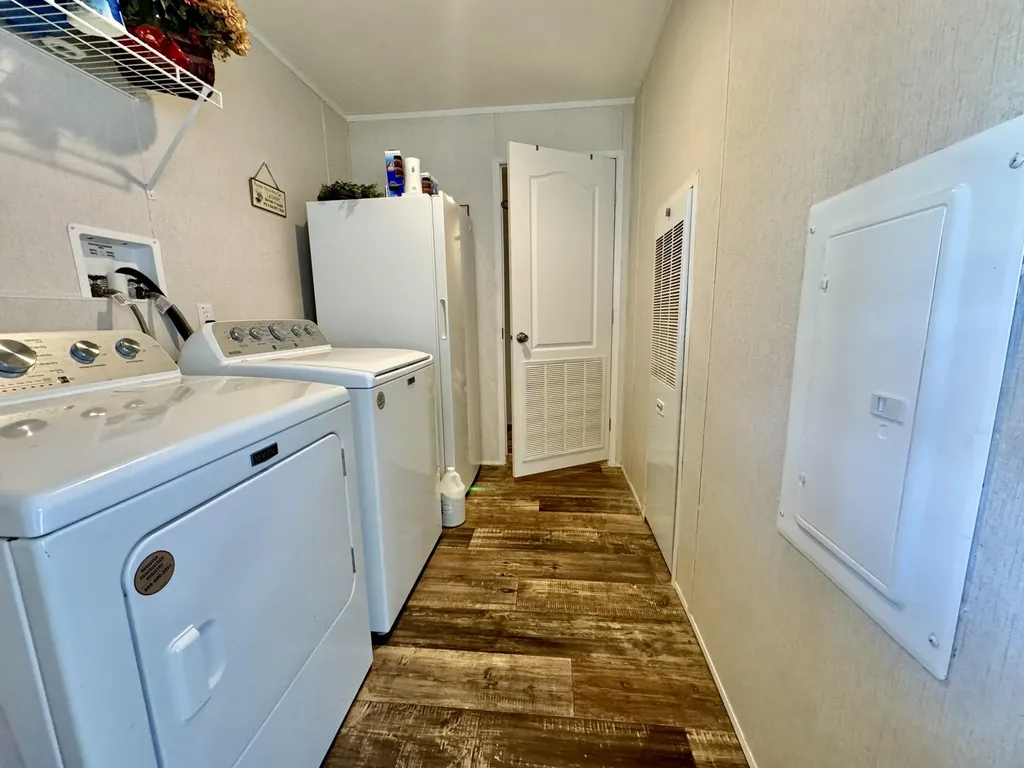 1747 Ky-10 Tollesboro KY 41189
