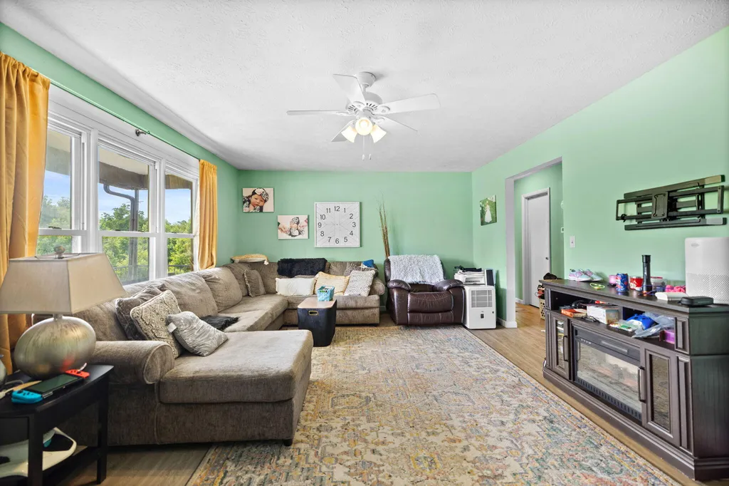3492 Hawk Creek Road London KY 40741