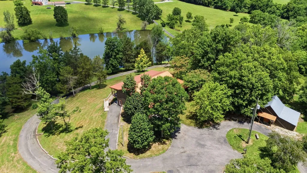 535 Twin Lakes Drive Lancaster KY 40444