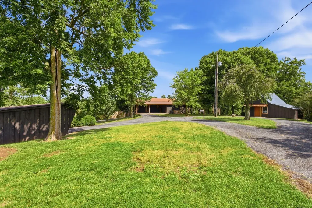535 Twin Lakes Drive Lancaster KY 40444