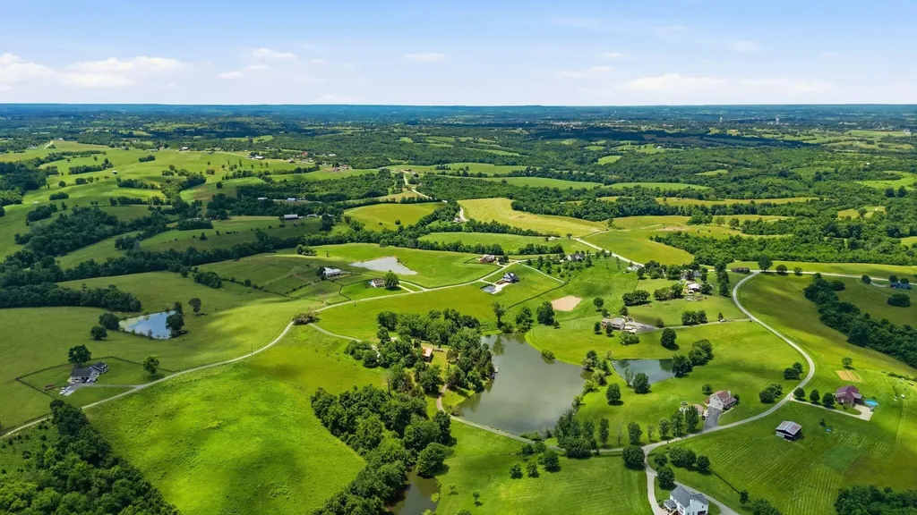 535 Twin Lakes Drive Lancaster KY 40444