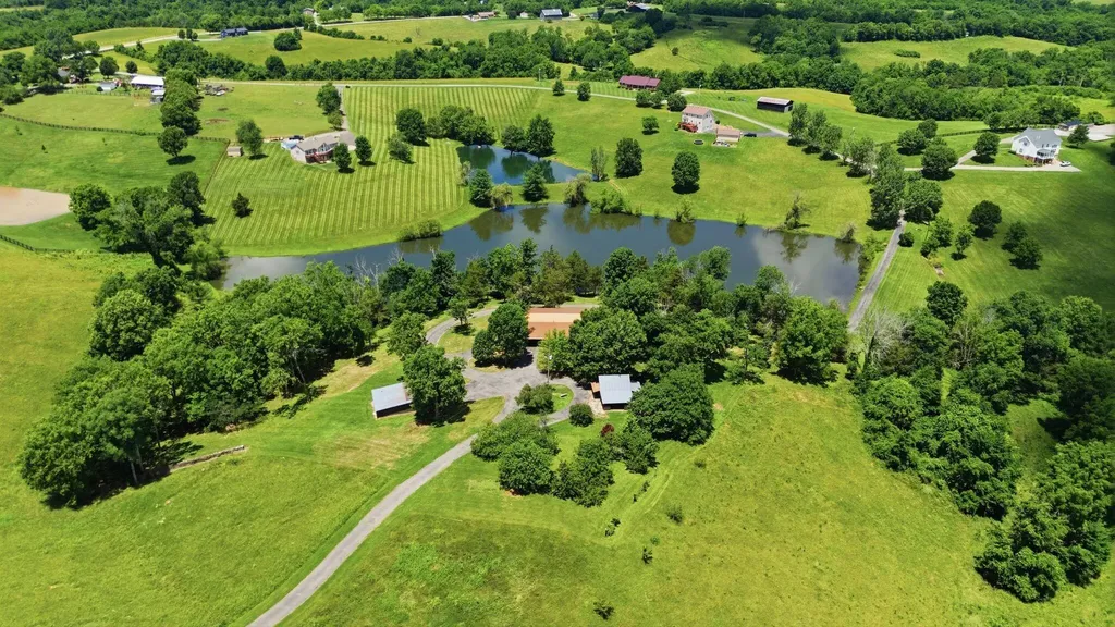 535 Twin Lakes Drive Lancaster KY 40444
