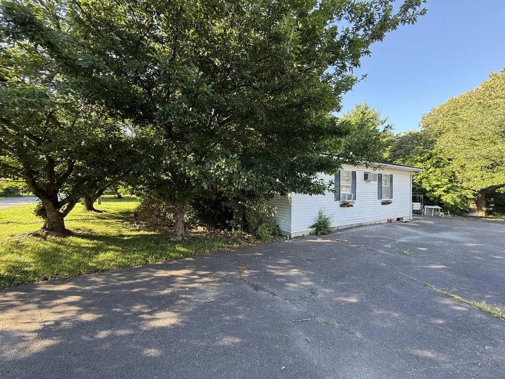 1046 Lakeway Drive Russell Springs KY 42642