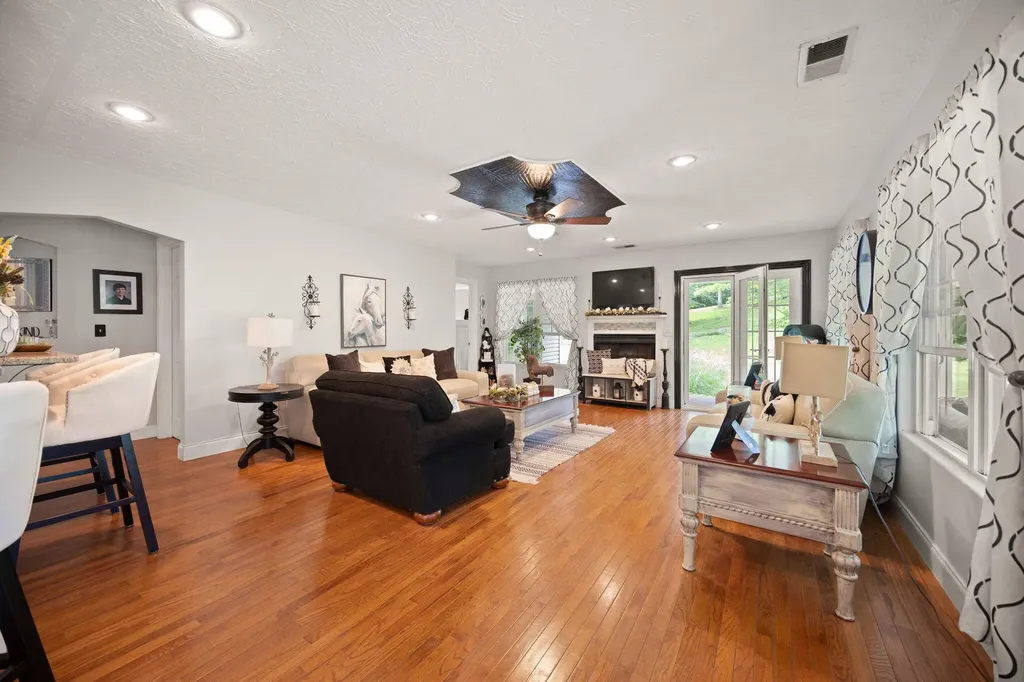 398 Carriage Lane Jamestown KY 42629