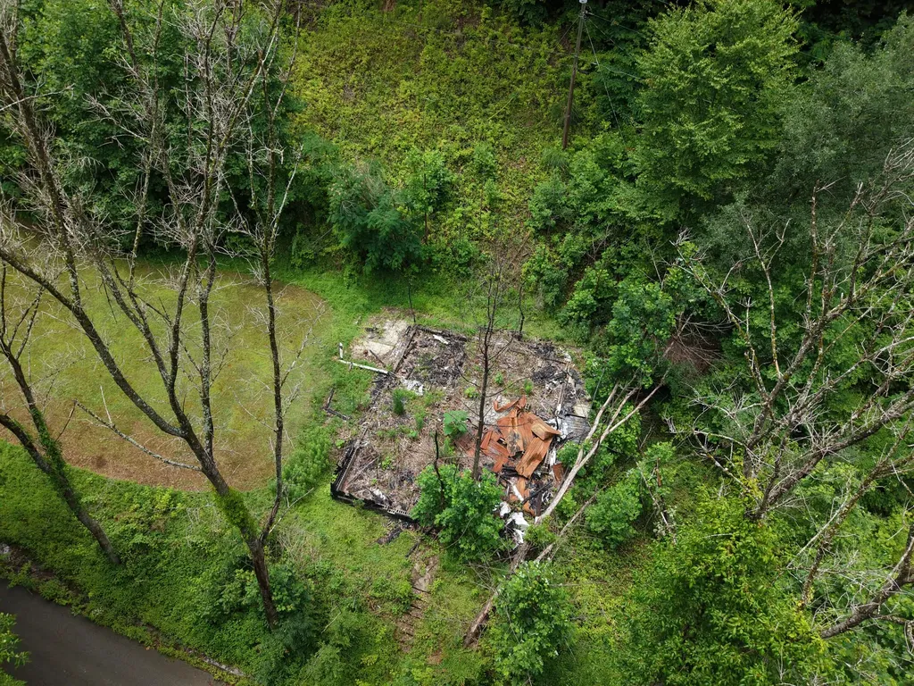 2300 Runyons Branch Pinsonfork KY 41555