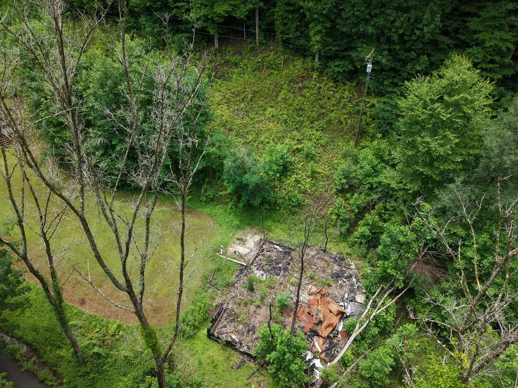 2300 Runyons Branch Pinsonfork KY 41555