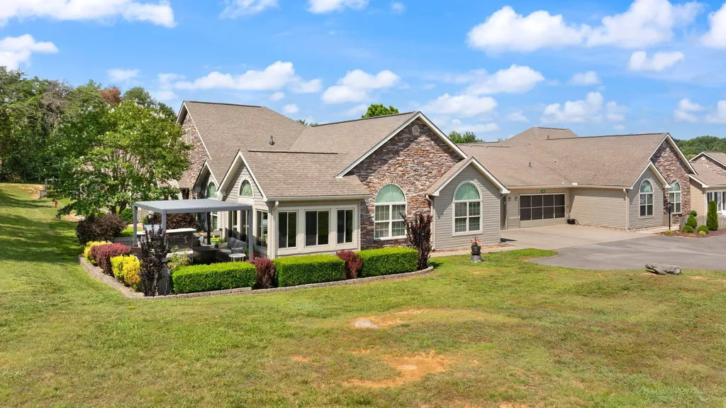 413 Deer Lake Place Bronston KY 42518