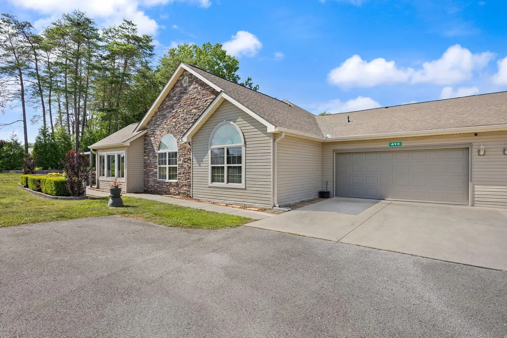 413 Deer Lake Place Bronston KY 42518