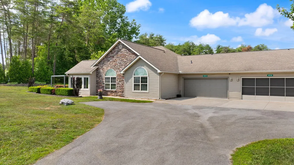 413 Deer Lake Place Bronston KY 42518