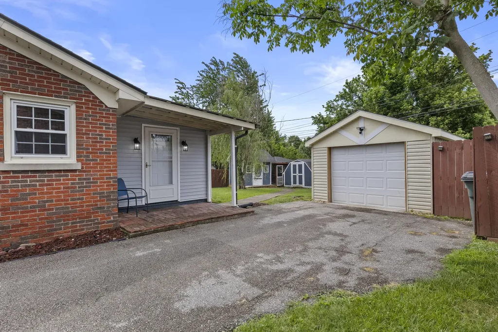 176 E Tiverton Way Lexington KY 40517