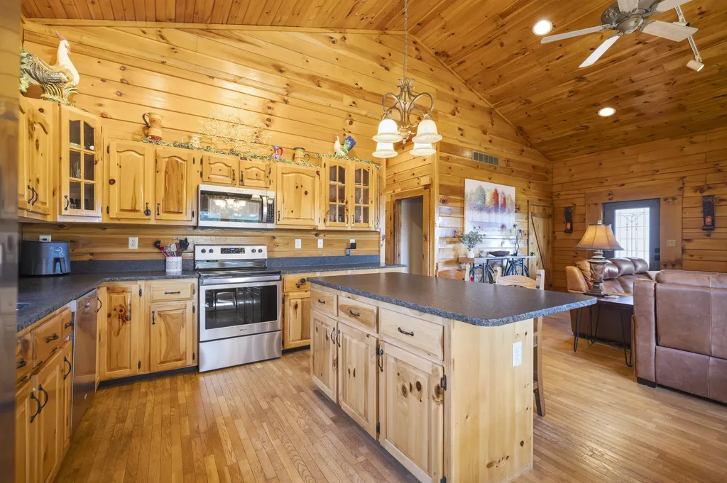 2827 Highway 3447 Mckee KY 40447