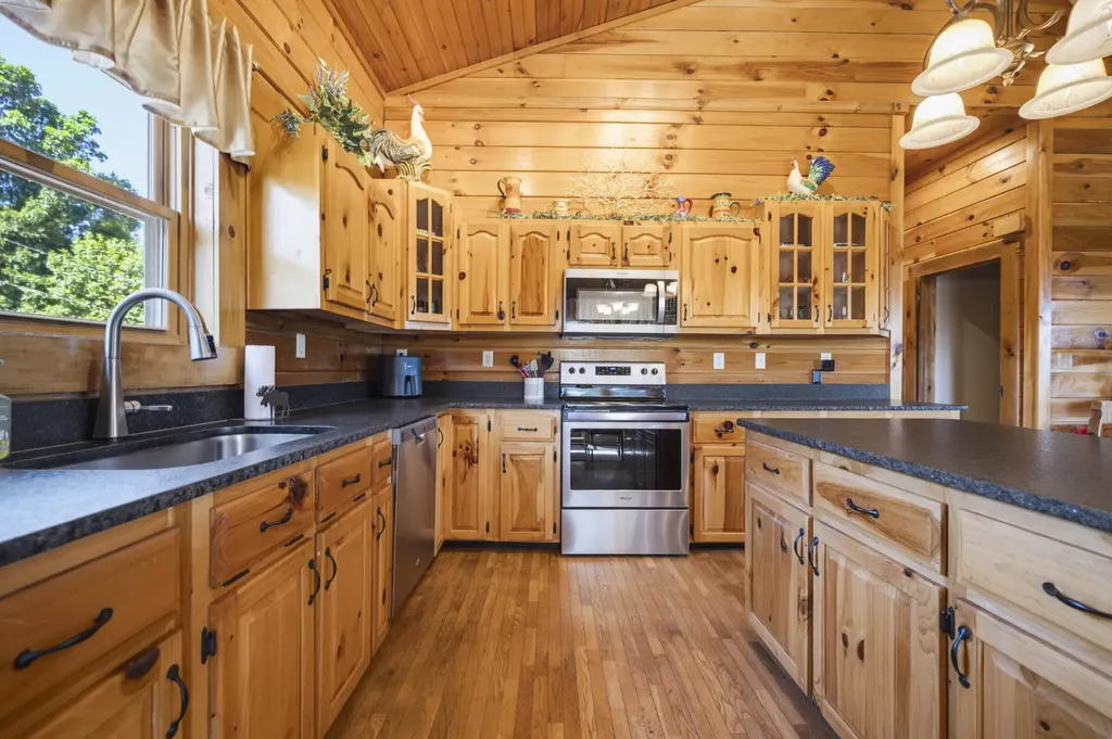 2827 Highway 3447 Mckee KY 40447