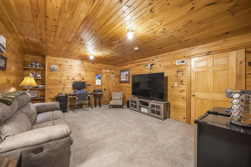 2827 Highway 3447 Mckee KY 40447