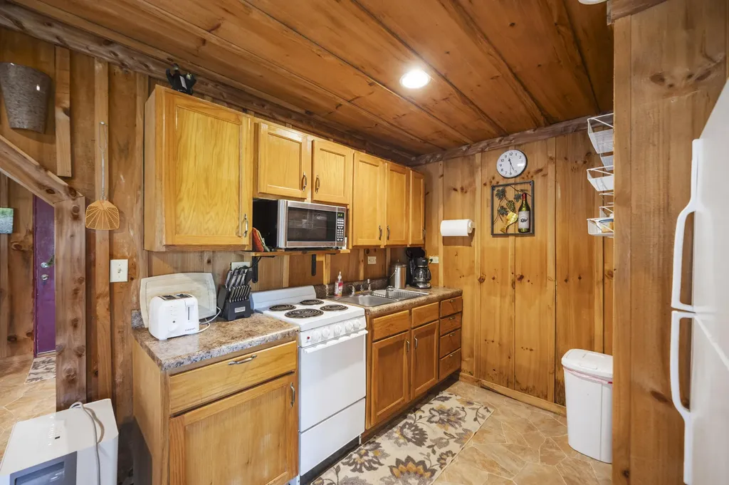 2827 Highway 3447 Mckee KY 40447