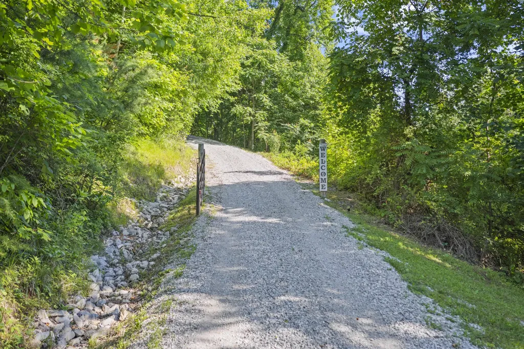 2827 Highway 3447 Mckee KY 40447