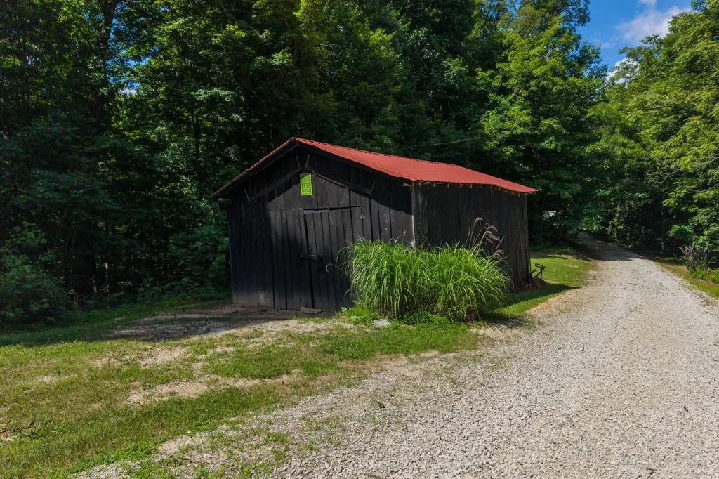 2827 Highway 3447 Mckee KY 40447