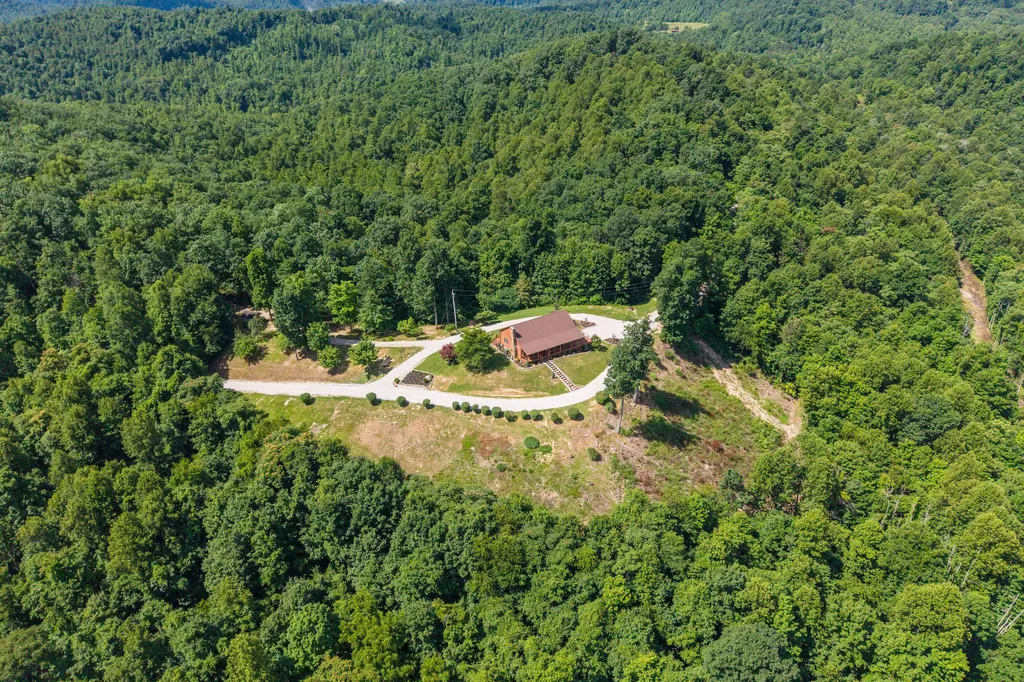 2827 Highway 3447 Mckee KY 40447