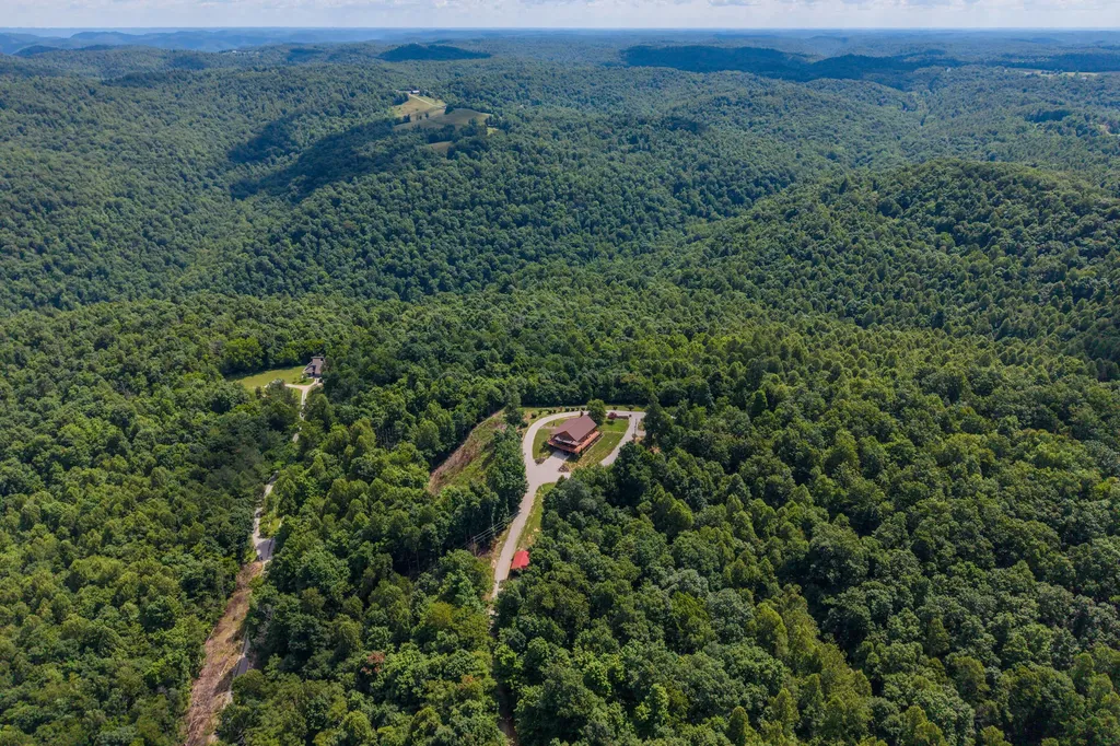 2827 Highway 3447 Mckee KY 40447