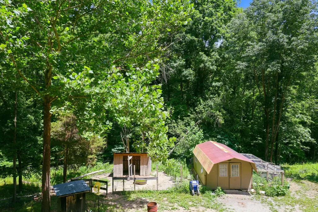 1840 Pleasant Valley Road Bradfordsville KY 40009